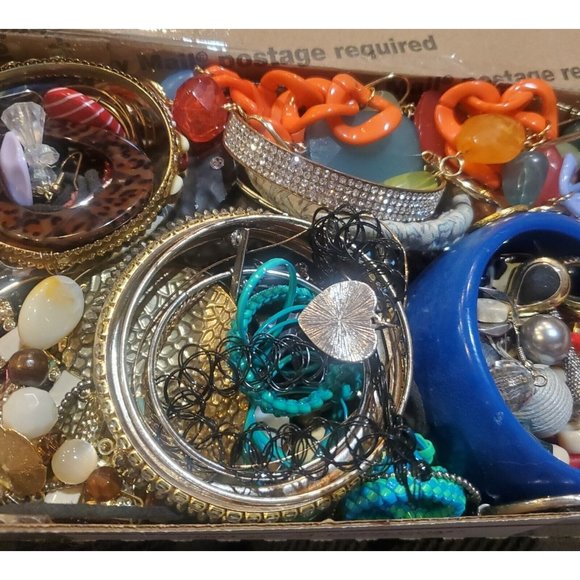 2Lbs Vintage & Modern CRAFT SCRAP Junk Drawer Jewelry Lot Mismatched Earrings - Picture 4 of 5